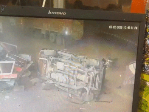 आरोपियों ने होटल पर हमला करते हुए भारी नुकसान पहुंचाया। स्कॉर्पियो कार को जेसीबी से पलट दिया। कार बुरी तरह से क्षतिग्रस्त हो गई।