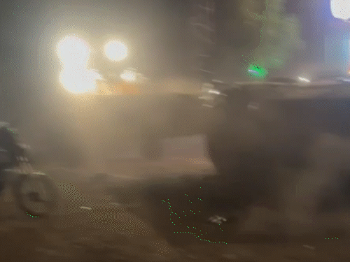 स्कॉर्पियो कार को जेसीबी से सड़क पर कई पलटी खिला दी। घटना से आसपास के लोग भी डर गए थे।