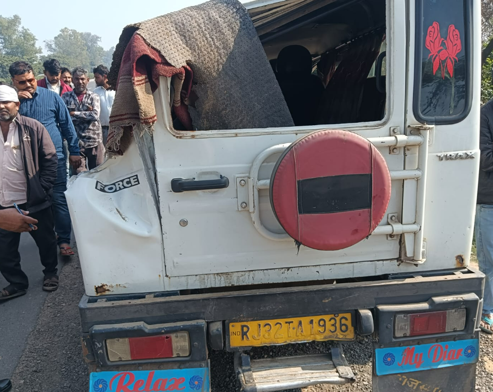 गाड़ी का एक तरफ का हिस्सा पूरी तरह पिचक गया।