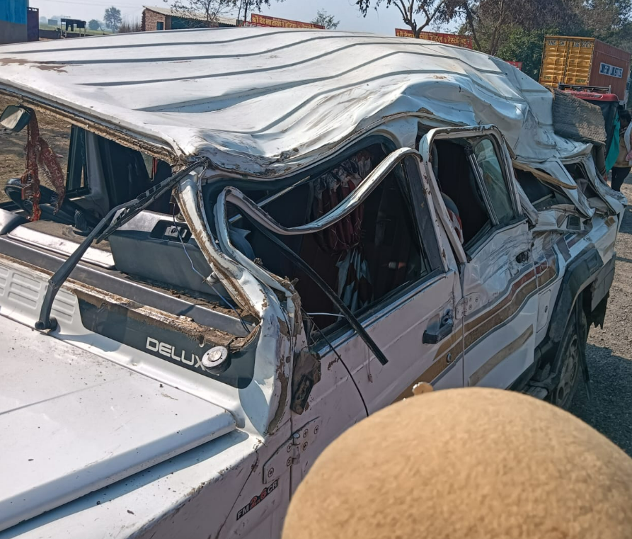 तस्वीर टेरेक्स की है। ट्रेलर से भिड़ने के बाद गाड़ी बुरी तरह डैमेज हो गई थी।