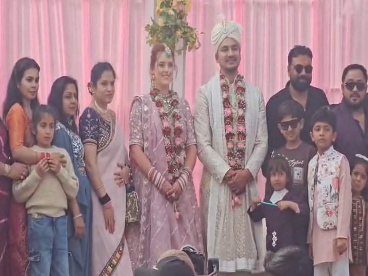 भारतीय पारंपरिक तौर-तरीकों से शादी हुई।