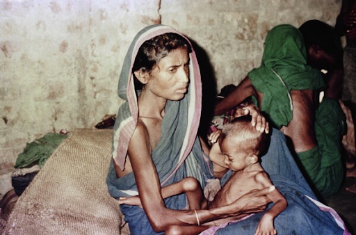 बांग्लादेश में 1974 में भीषण अकाल पड़ा था। सरकारी आंकड़ों के मुताबिक इसमें 27,000 लोग मारे गए थे। हालांकि कुछ एजेंसी 10 लाख लोगों की मौत का दावा करती हैं।