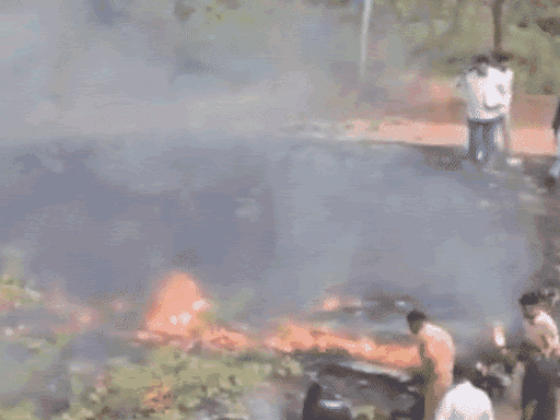 बारामती में विमान क्रैश होते ही उसमें आग लग गई थी। कुछ ही मिनटों में पूरा प्लेन जलकर खाक हो गया था।