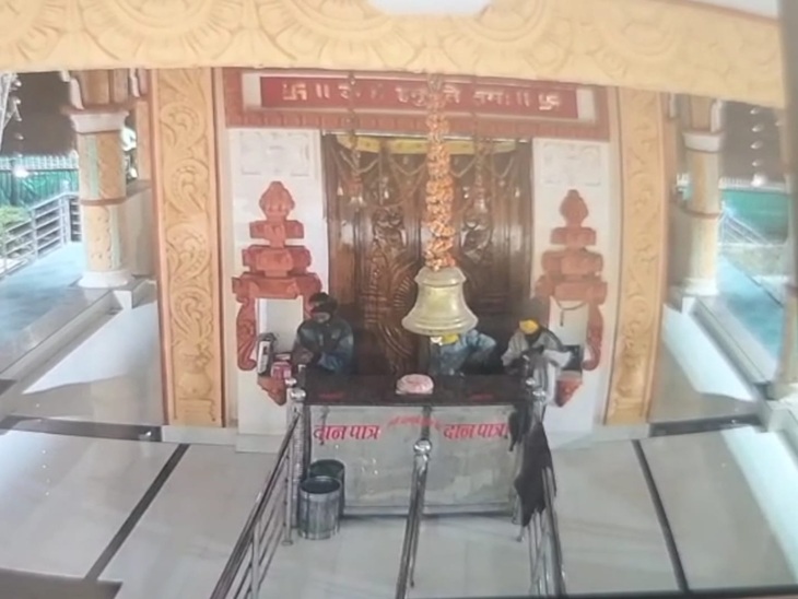 3 नकाबपोशों ने की मंदिर में चोरी