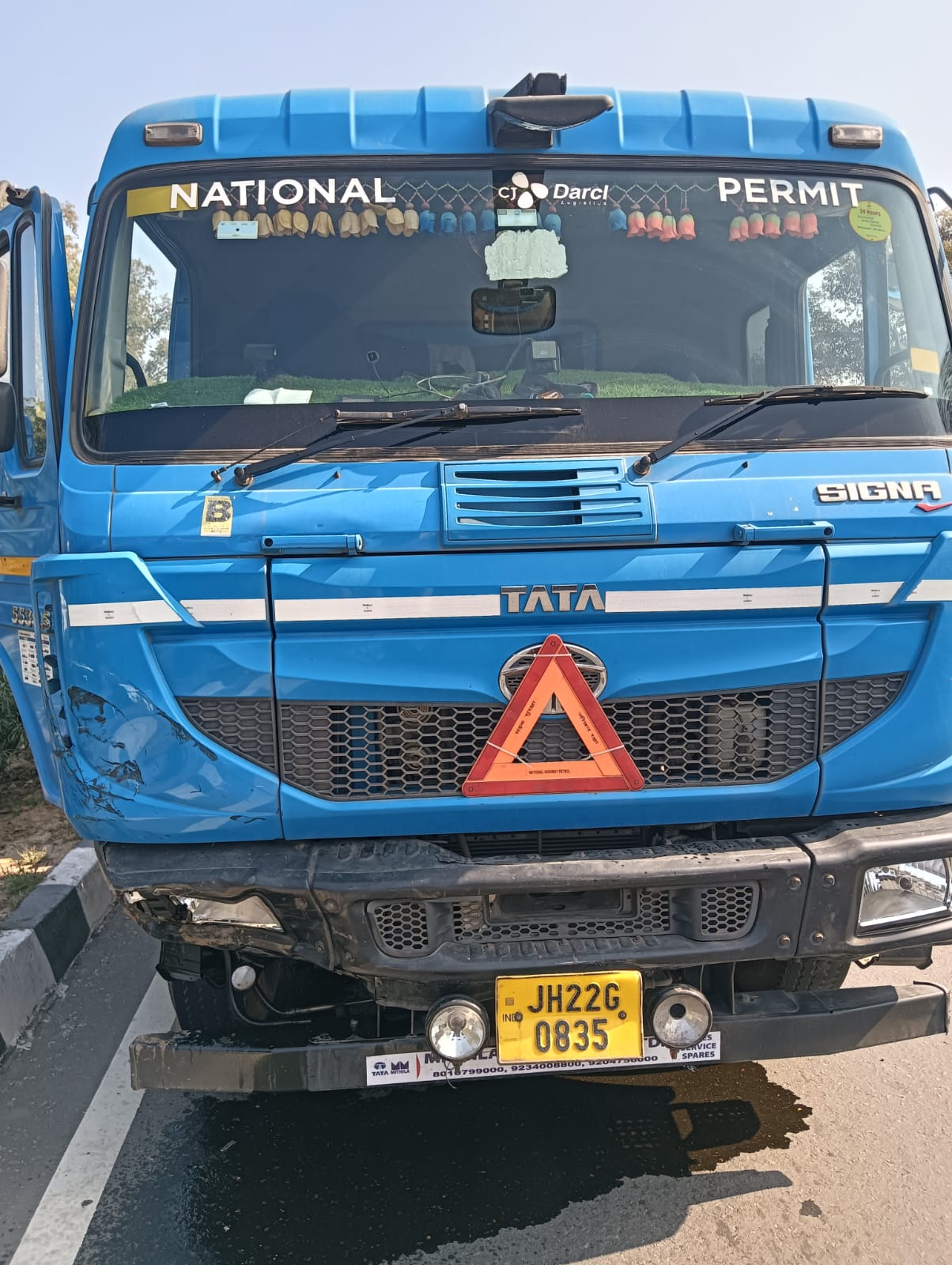 ओवरटेक करते समय टेरेक्स ट्रेलर से भिड़ी थी।