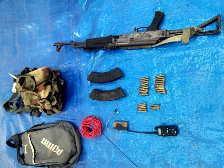 मुठभेड़ स्थल से AK 47, 2 मैग्जीन, 28 राउंड कार्डेक्स वायर, वायरलेस सेट, मोबाईल, पोच, पिटठू, टिफिन बैग बरामद किया गया है।