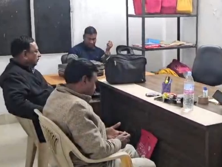 कार्रवाई करती सरगुजा एसीबी की टीम