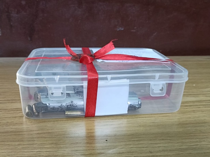 आरोपियों के पास से पिस्टल और 4 जिंदा कारतूस बरामद किए गए है।