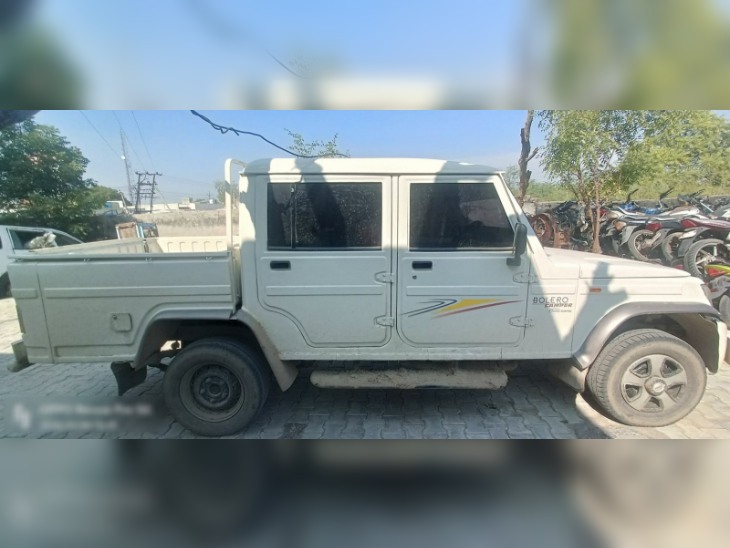 पुलिस ने आरोपियों की बोलेरो कैंपर को भी जब्त किया है।
