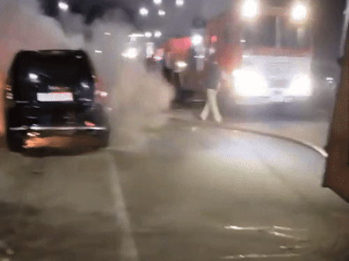 XUV कार के बोनट से पहले धुंआ उठने लगा, फिर देखते ही देखते इंजन से आग की लपटें उठने लगी।