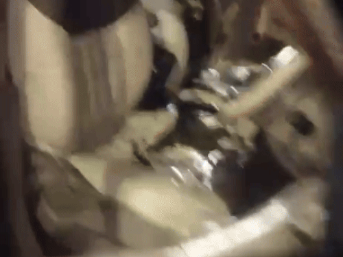 गाड़ी का आगे का हिस्सा जलकर कबाड़ बन गया।