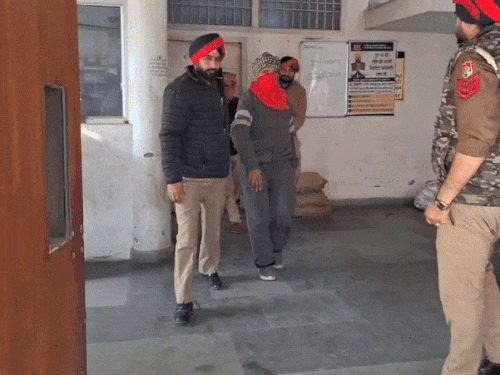 आरोपी को पुलिस ले जाती हुई।