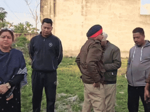 मौके पर पहुंची पुलिस प्रशासन।