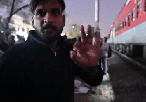 मध्य प्रदेश के रहने वाले चश्मदीद रवि ने बताया कि शव पड़ा रहा था। किसी ने ध्यान दिया।