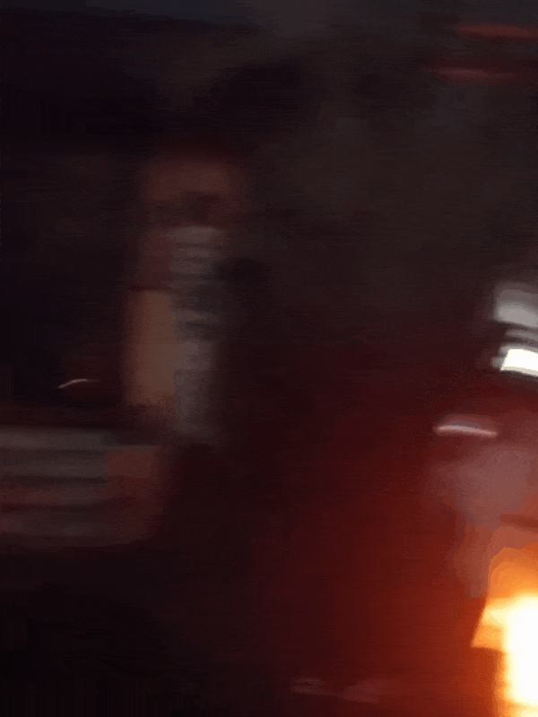 फायर ब्रिगेड टीम मौके पर आग बुझाने का प्रयास करते हुए।