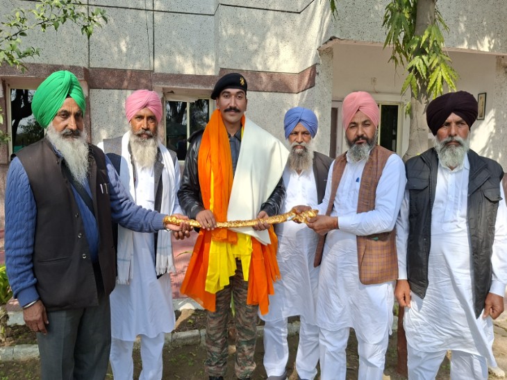 लालगढ़ जाटान आर्मी कैंट में मेजर अर्शदीप सिंह को सम्मानित करते हुए ग्रामीण।