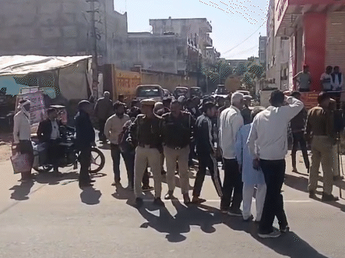 दुकानों के बाहर बने हुए रैंप और सीढ़ियों को जेडीए ने हटाया।