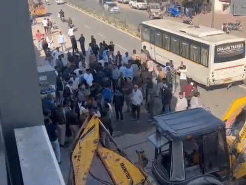 जेसीबी और अन्य मशीनों से जेडीए ने ये अतिक्रमण हटाए।