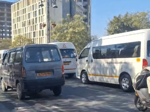 जयपुर की सड़कों पर लग्जरी कारों का कारवां नजर आया।