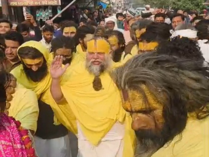 संत प्रेमानंद महाराज आश्रम से यमुना तट पर साधना करने के लिए जाते हैं। गुरुवार को भी वो हमेशा की तरह आश्रम से अपनी कार से रवाना हुए।