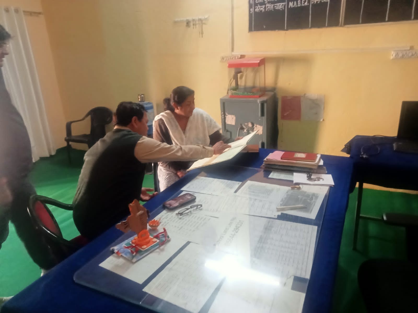 संभागीय आयुक्त ने जांच के दौरान प्रभारी डॉक्टर को ड्यूटी से गैरमौजूद पाया, नोटिस जारी।