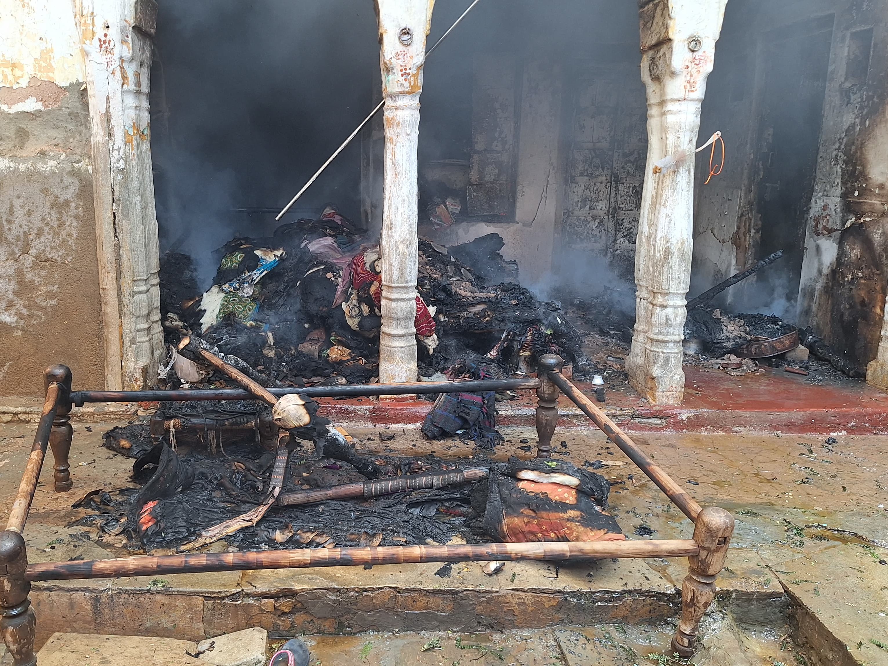 आग से घरेलू सामान जल गया।