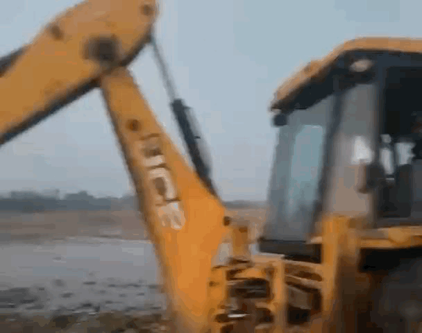 जेसीबी से अवैध बजरी खनन किया जा रहा था