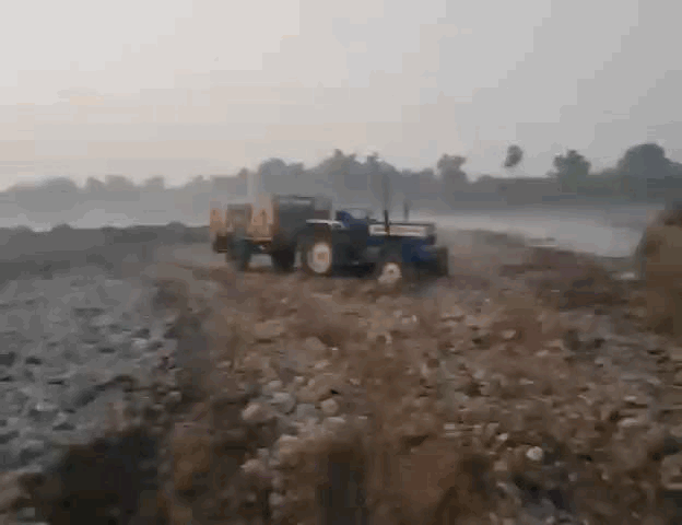 पुलिस ने मौके से पांच ट्रैक्टर जब्त किए।