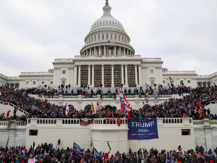 जनवरी 2021 में ट्रम्प समर्थकों ने अमेरिकी संसद की बिल्डिंग यूएस कैपिटल हिल को घेर लिया था। इन्होंने राष्ट्रपति चुनाव के नतीजों को रद्द करने की मांग की थी।