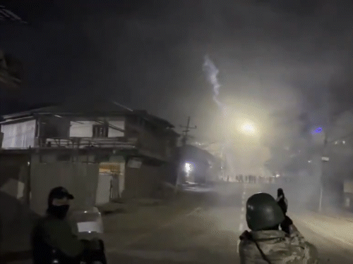 प्रदर्शनकारियों को तितिर बितर करने के लिए आंसू गैस के गोले छोड़े गए।