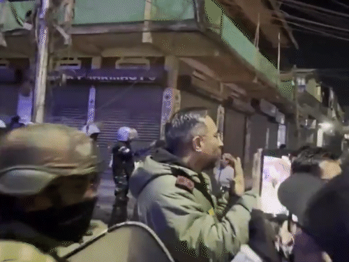 सेना के अधिकारी प्रदर्शनकारियों को समझाते दिखे।