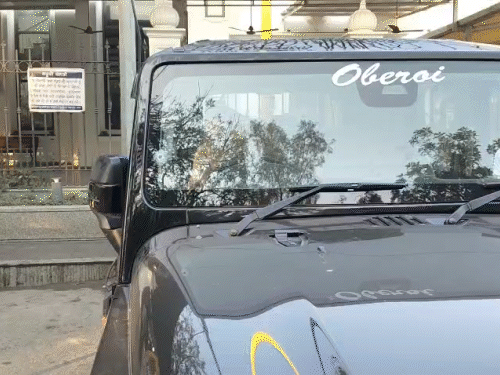 लक्की ओबरॉय की थार गाड़ी, जिसमें वे सवार थे।