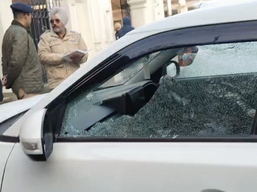 गोली लगने से कार के शीशे टूट गए। यह कार किसी अन्य व्यक्ति की है।