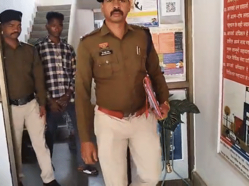 पुलिस ने आरोपी को कोर्ट में पेश किया। जहां से उसे न्यायिक रिमांड पर जेल भेजा गया।