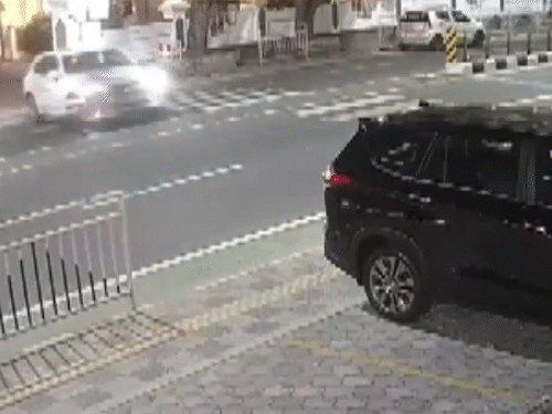 घटना के वीडियो में देखा जा सकता है कि कार की टक्कर के बाद बाइक सवार बहुत बुरी तरह बाइक से गिरे।