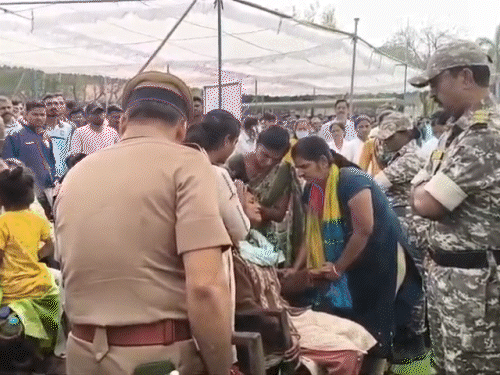 शहीद जवान के परिजनों का रो-रोकर बुरा हाल है।