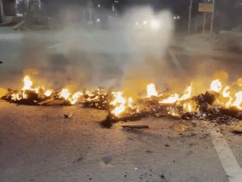 प्रदर्शनकारियों ने सड़क पर टायरों में आग लगा दी।