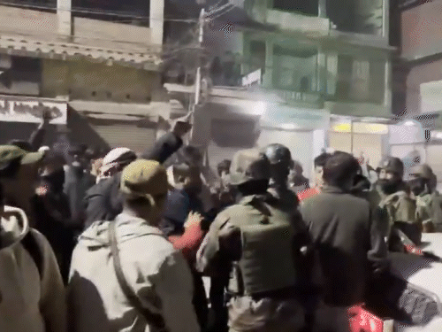 रात तक सड़कों पर प्रदर्शन और नारेबाजी होती रही।