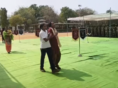 गार्ड ऑफ ऑनर के दौरान परिजनों को भी लाया गया।