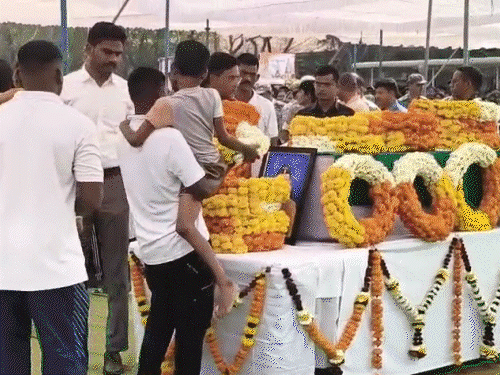 शहीद जवान दीपक को गार्ड ऑफ ऑनर देकर शव गृहग्राम रवाना किया गया है।