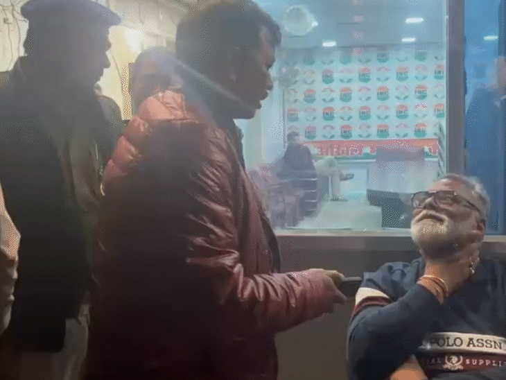 शुक्रवार देर रात पटना पुलिस की टीम पप्पू यादव को गिरफ्तार करने उनके मंदिरी स्थित आवास पहुंची।