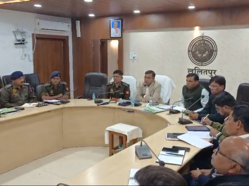 ललितपुर में त्योहारों पर शांति व्यवस्था की समीक्षा: DM ने नई परंपराएं शुरू न करने के निर्देश दिए, सोशल मीडिया पर निगरानी - Lalitpur News