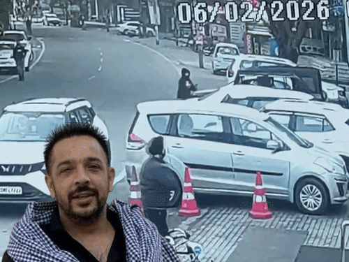 बदमाशों ने AAP नेता पर ताबड़तोड़ फायरिंग की। इनसेट में AAP नेता लक्की ओबरॉय की फाइल फोटो।
