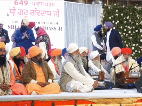 समागम में पहुंचे संत समाज के लोग।