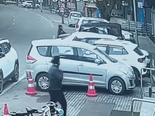 शूटर CCTV कैमरे में AAP नेता को गोलियां मारता दिखा, जिसके बाद लाश थार की सीट पर लुढ़की मिली।