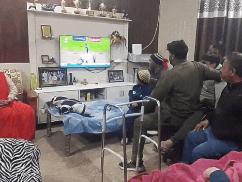 झज्जर में अंडर-19 वर्ल्ड कप का मैच देखते कनिष्क चौहान के परिवार वाले।