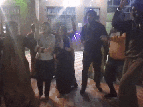 कनिष्क के घर डांस करते परिवार के लोग।