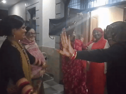 परिवार की महिलाओं के साथ डांस करती कनिष्क की मां सरिता।