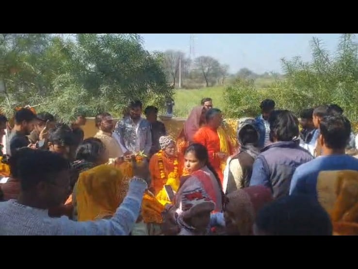 Barkhandi Agra: Dharmvir Prajapati Inaugurates Dhwaja Sthapana at Barkhandi ...