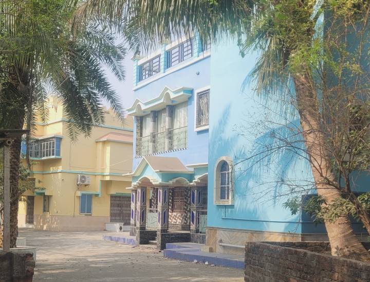 संदेशखाली के पास आलमगीर में शाहजहां शेख और उसके भाइयों का घर है। परिवार का दावा है कि सभी भाइयों के घर उनकी पुश्तैनी जमीन पर बने हैं।